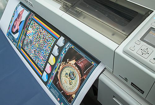 Digitaldruckmaschine beim Druck
